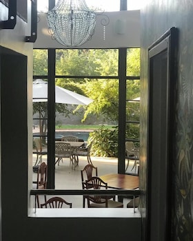 528 victoria falls guest house