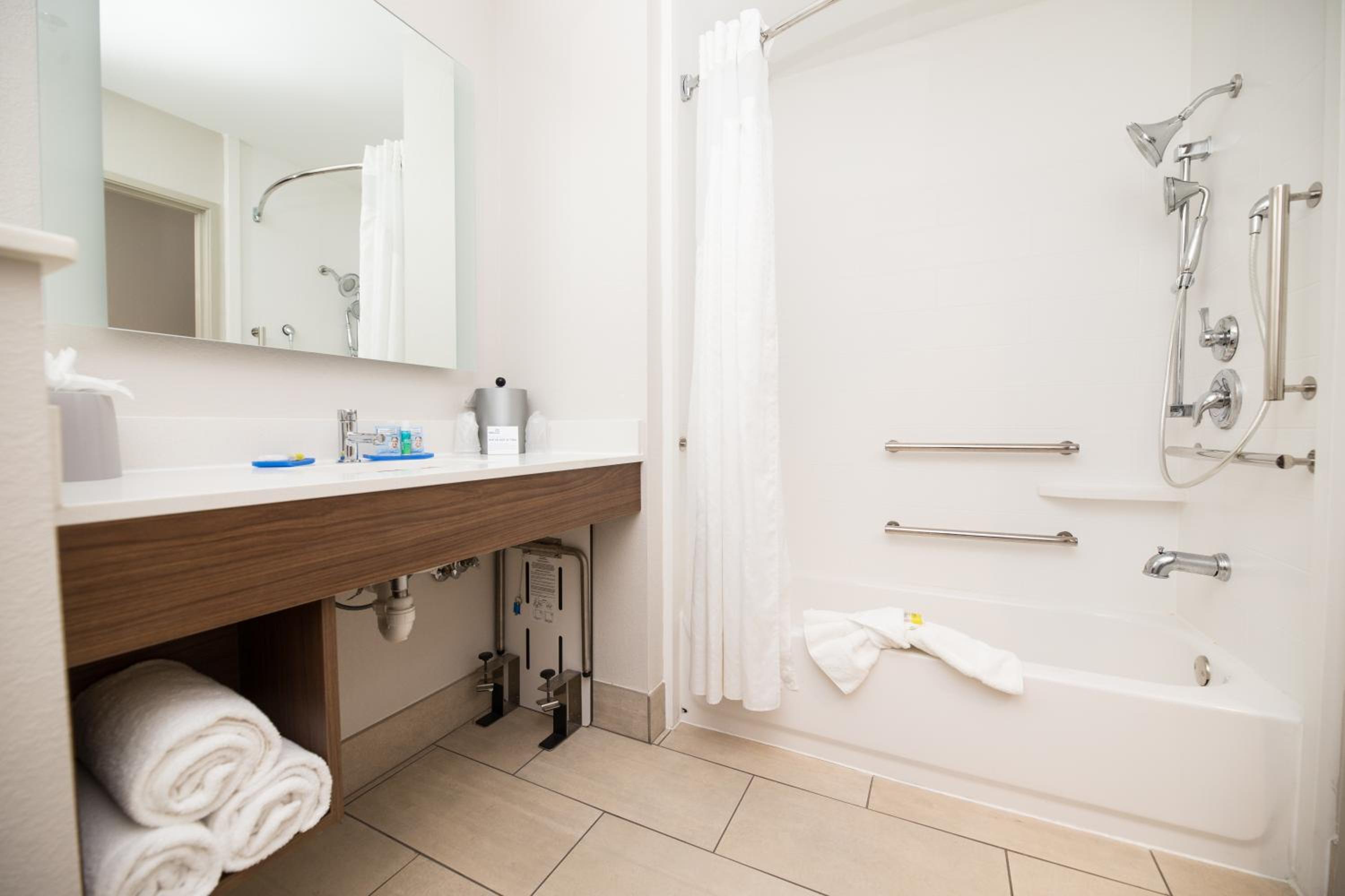 holiday inn express clinton by ihg