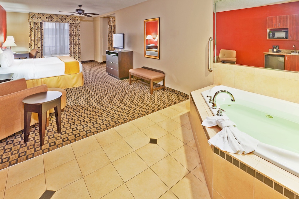 holiday inn express clinton by ihg