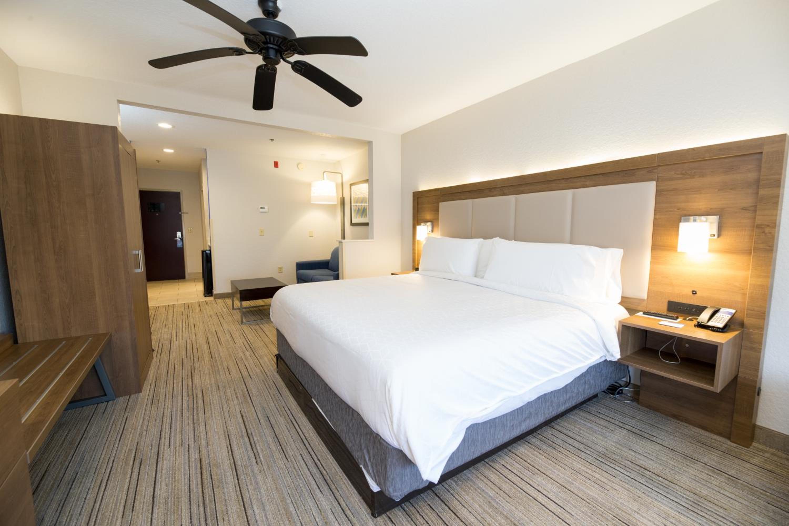 holiday inn express clinton by ihg