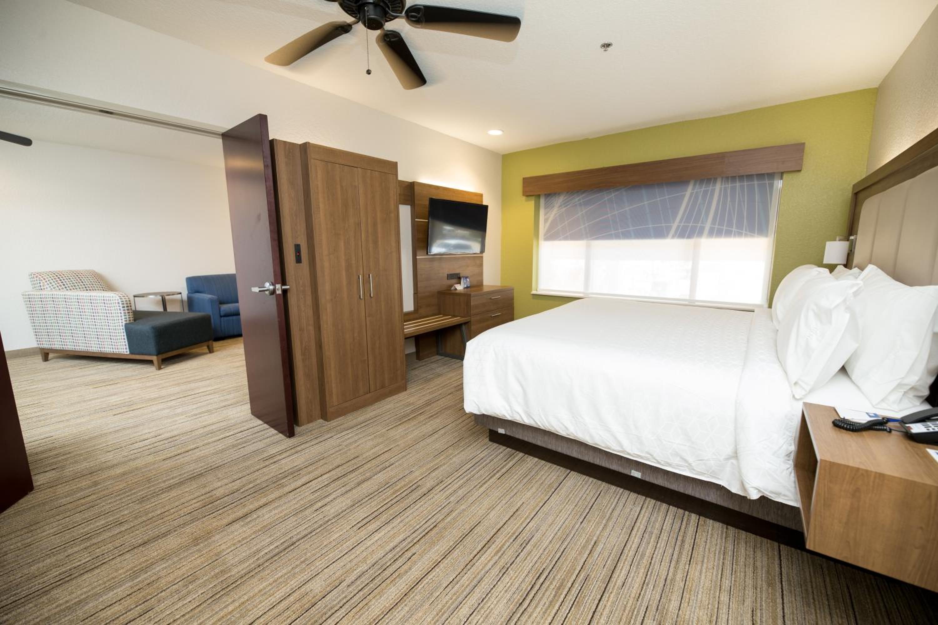 holiday inn express clinton by ihg