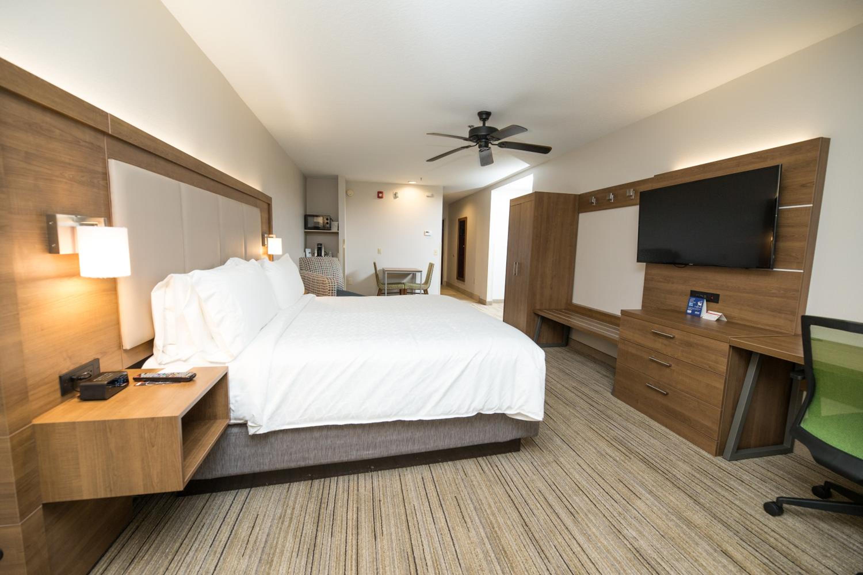 holiday inn express clinton by ihg