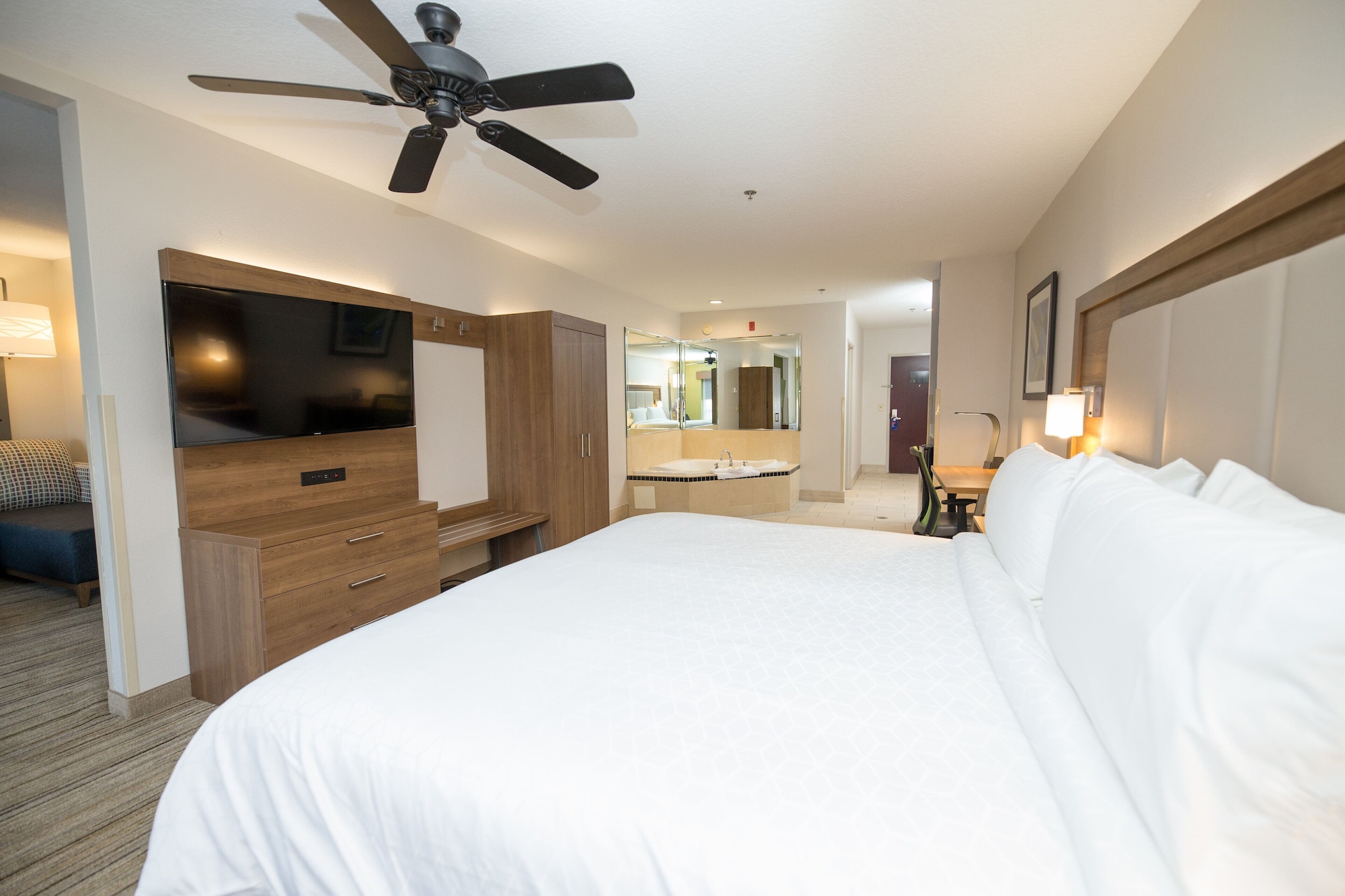 holiday inn express clinton by ihg