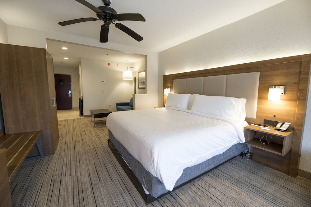 holiday inn express clinton by ihg
