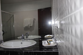 the grand riverside hotel 2 vangvieng