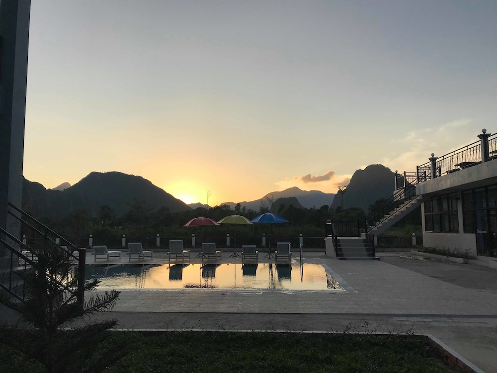 the grand riverside hotel 2 vangvieng