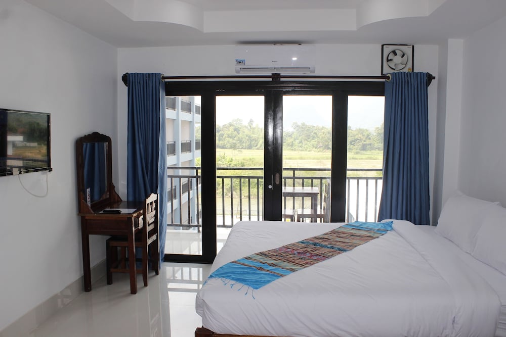 the grand riverside hotel 2 vangvieng
