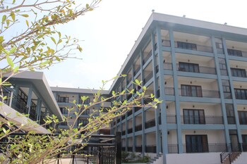 the grand riverside hotel 2 vangvieng