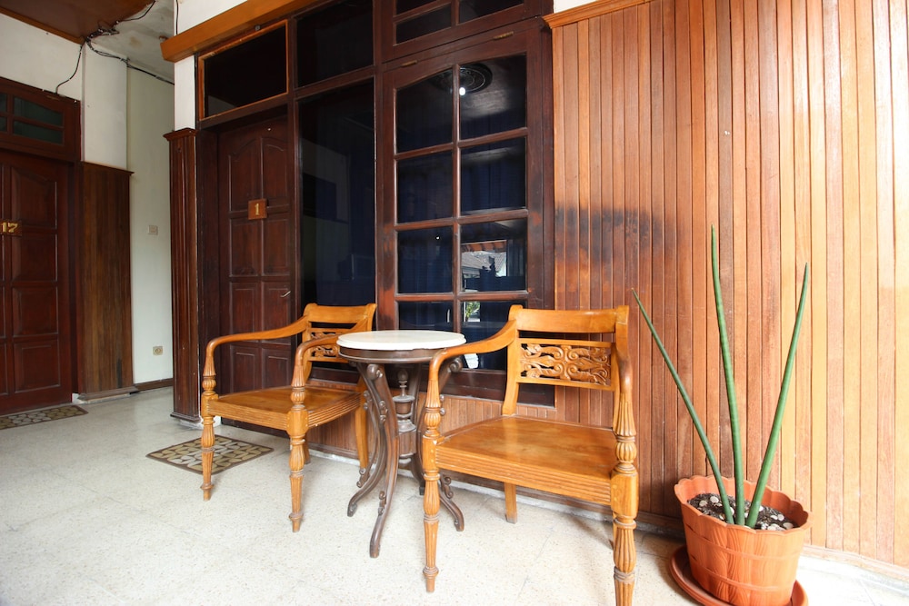 reddoorz mantrijeron 2