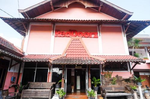 reddoorz mantrijeron 2