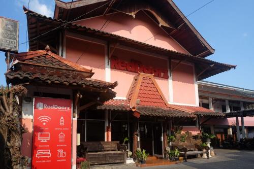 reddoorz mantrijeron 2