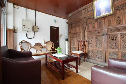 reddoorz mantrijeron 2