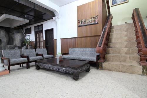 reddoorz mantrijeron 2