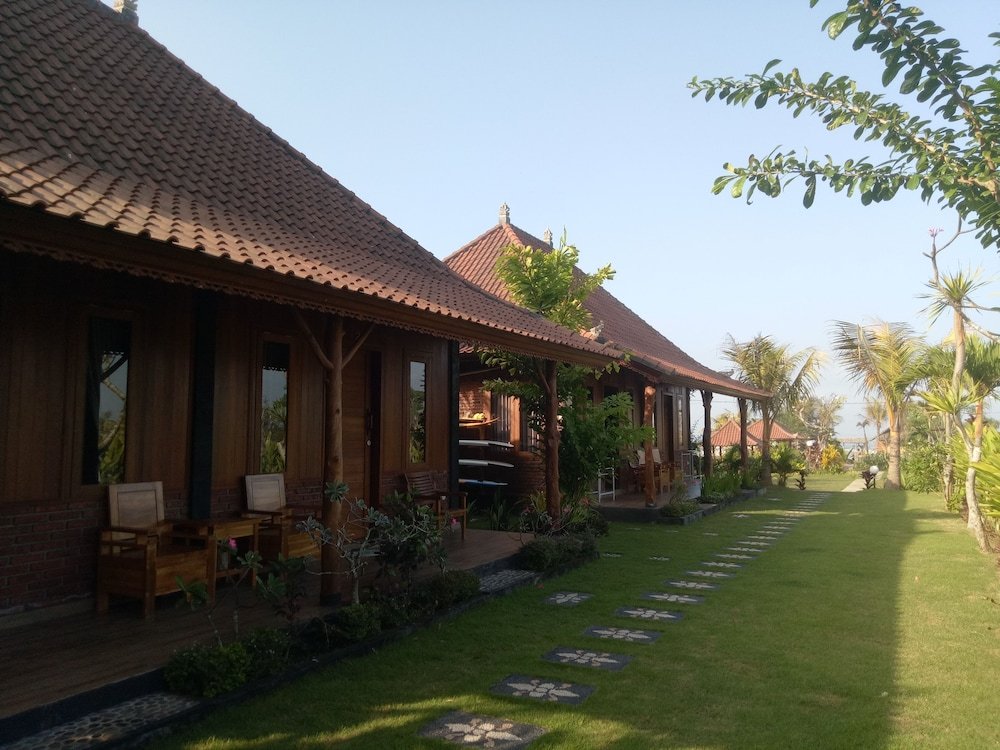 Emir Surfcamp,Pekutatan>>Bali,3 star