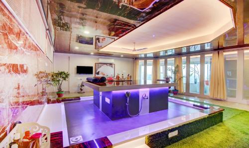 Hotel Shree Daan,3Rd, Floor, Prithvi Corner Vapi Jakat Naka, Valsad Road, Balitha,2 star