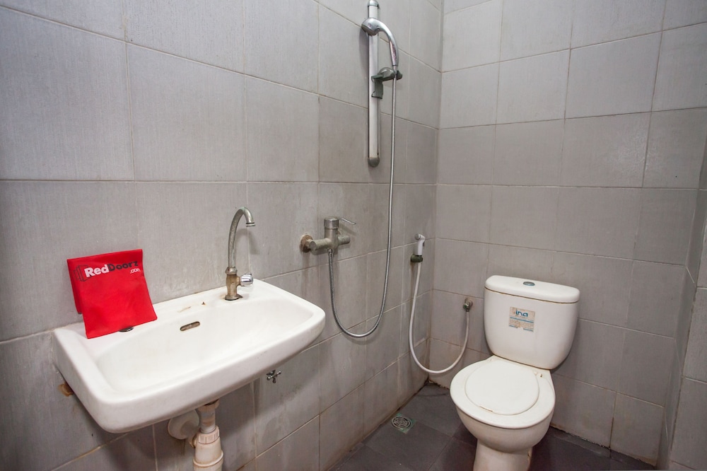 reddoorz raya ngagel 2