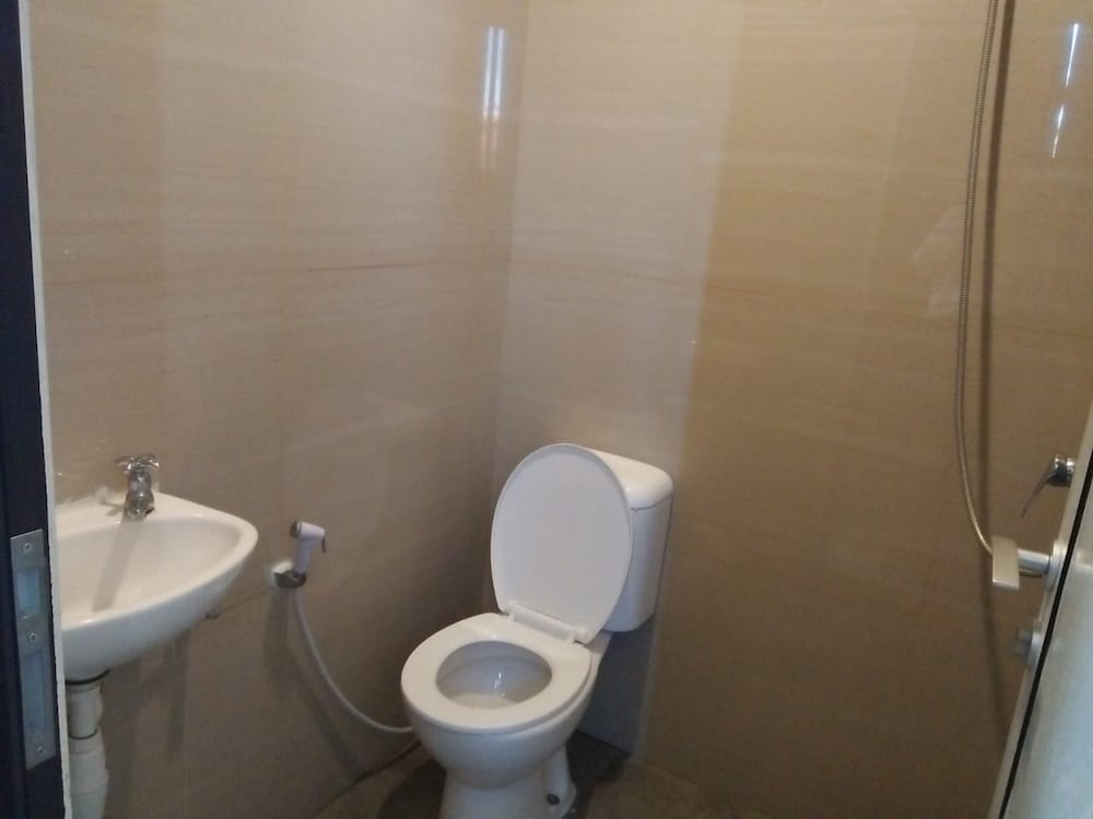 reddoorz raya ngagel 2