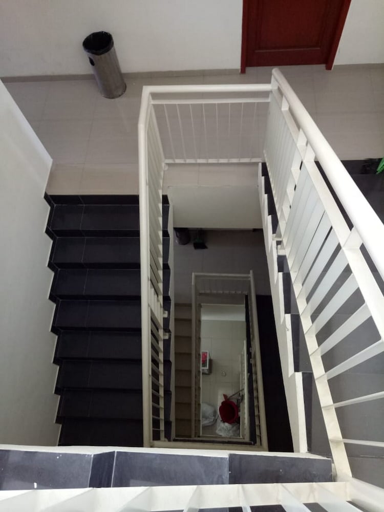 reddoorz raya ngagel 2