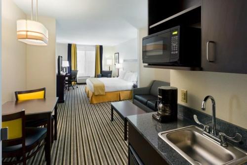 holiday inn express and suites batavia darien lake