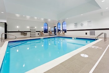 Holiday Inn Express & Suites Batavia - Darien Lake,Batavia>>Akron,3 star