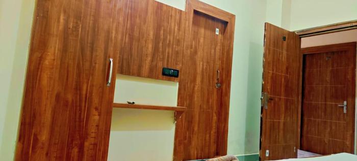 abhiraj guest house