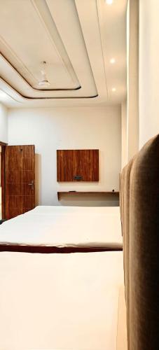abhiraj guest house