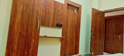 abhiraj guest house