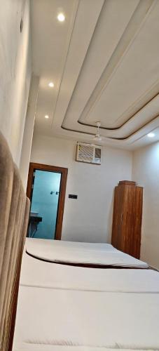 abhiraj guest house