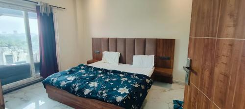 abhiraj guest house