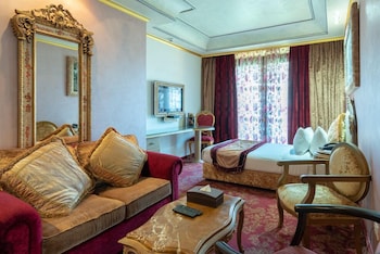 q hotel