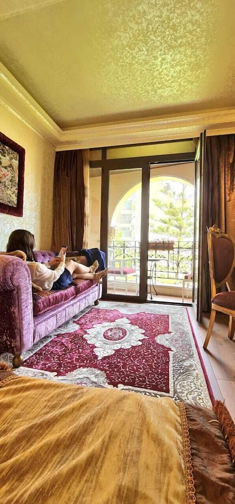 q hotel