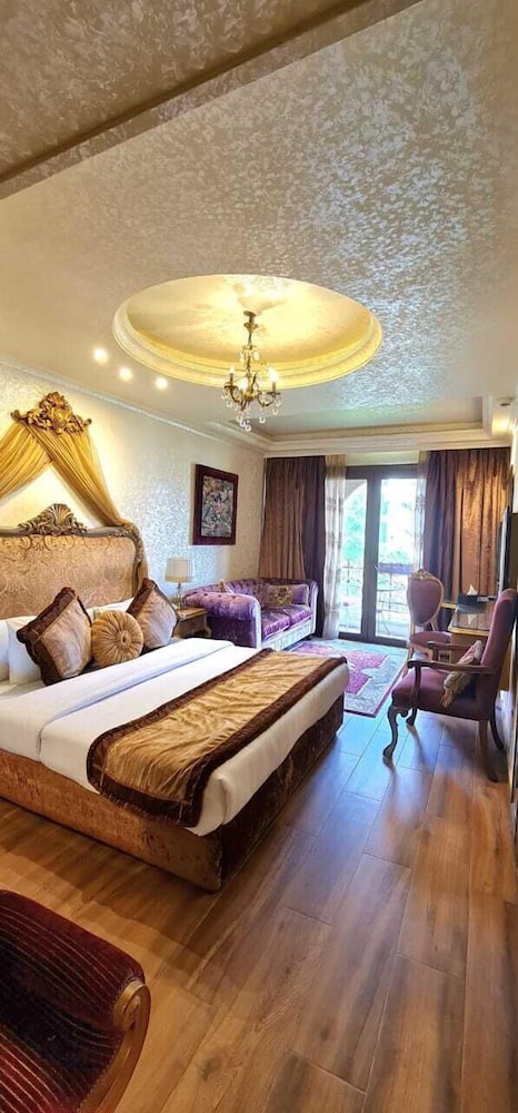 q hotel