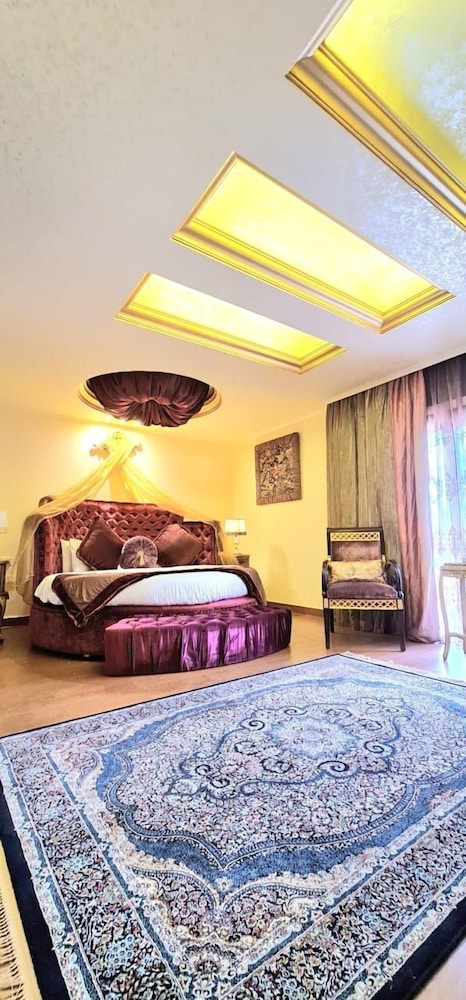 q hotel