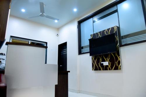 hotel pushpak satara