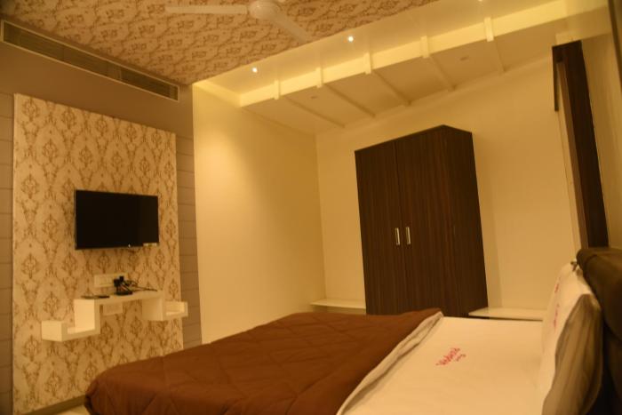 hotel pushpak satara