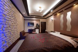 hotel metro adult only