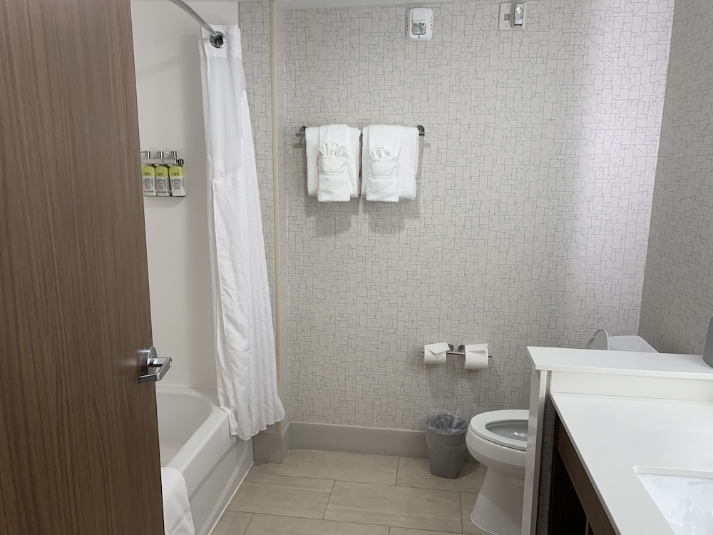 holiday inn express grand rapids airport north an ihg hotel