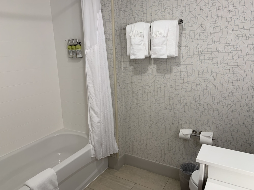 holiday inn express grand rapids airport north an ihg hotel