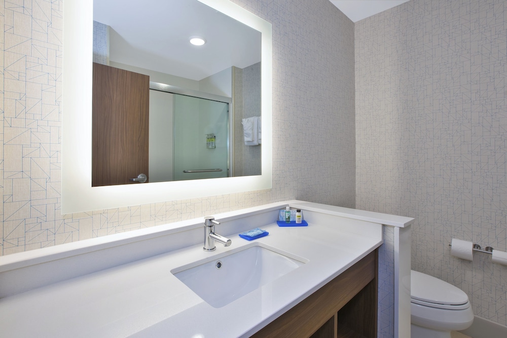 holiday inn express grand rapids airport north an ihg hotel