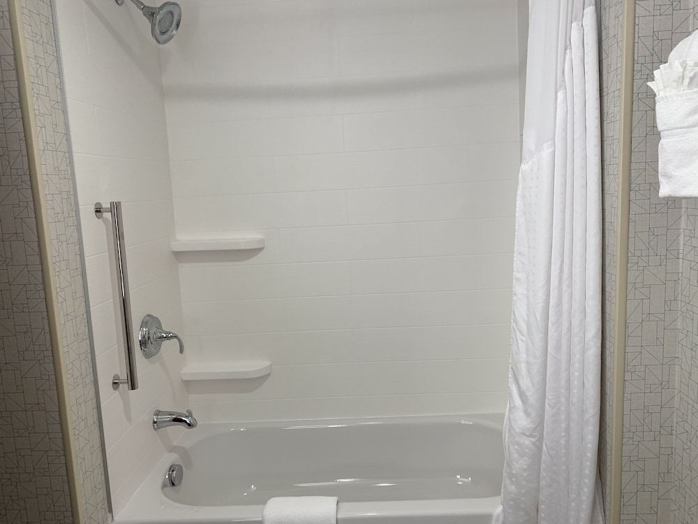 holiday inn express grand rapids airport north an ihg hotel