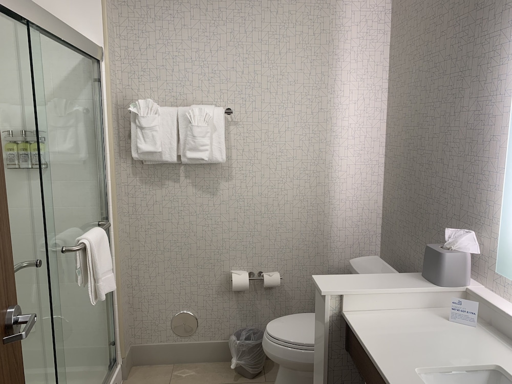 holiday inn express grand rapids airport north an ihg hotel