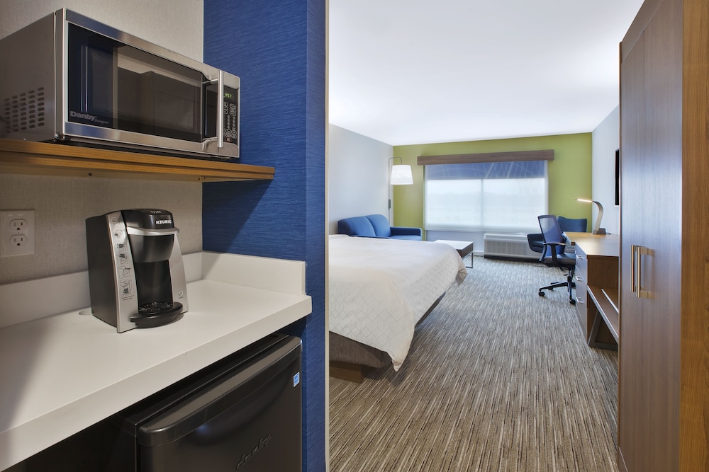 holiday inn express grand rapids airport north an ihg hotel