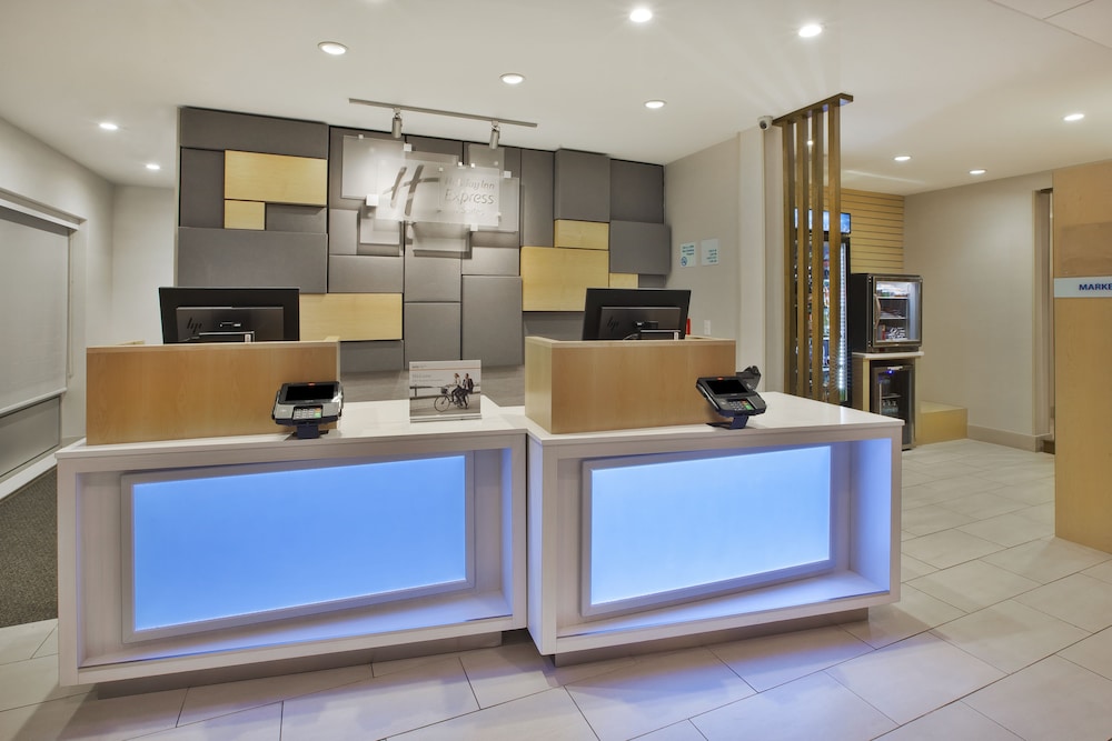 holiday inn express grand rapids airport north an ihg hotel