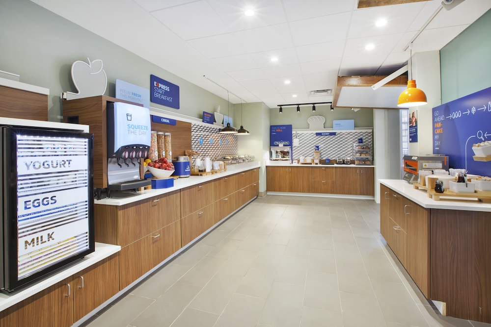 holiday inn express grand rapids airport north an ihg hotel