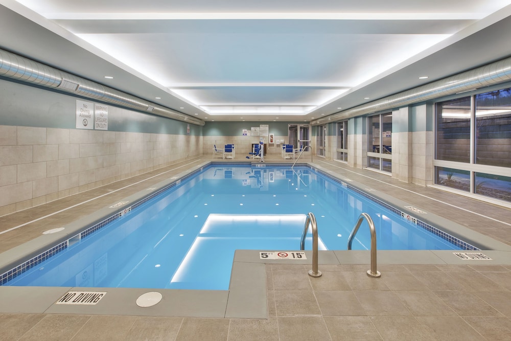 holiday inn express grand rapids airport north an ihg hotel