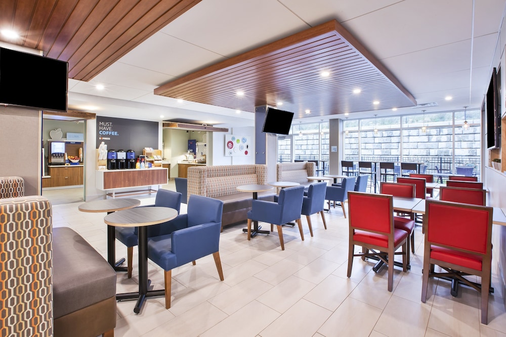 holiday inn express grand rapids airport north an ihg hotel