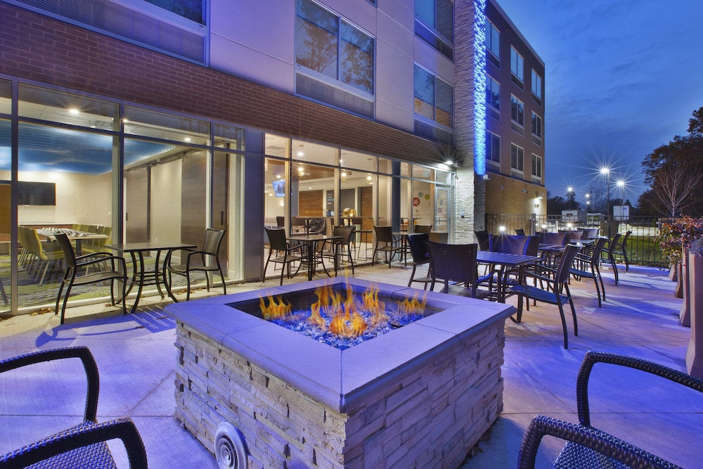 holiday inn express grand rapids airport north an ihg hotel