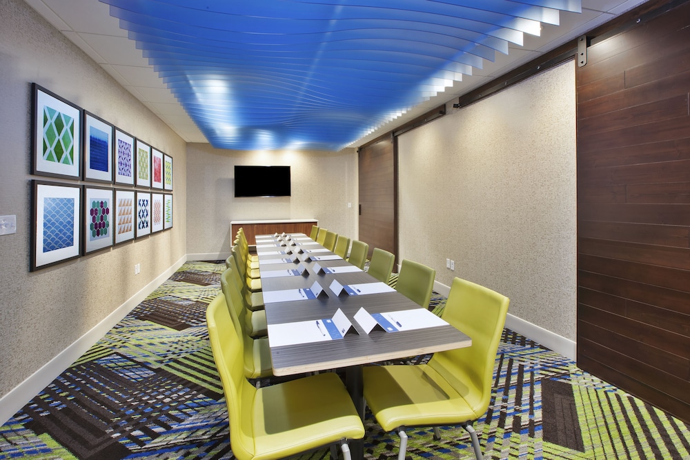 holiday inn express grand rapids airport north an ihg hotel