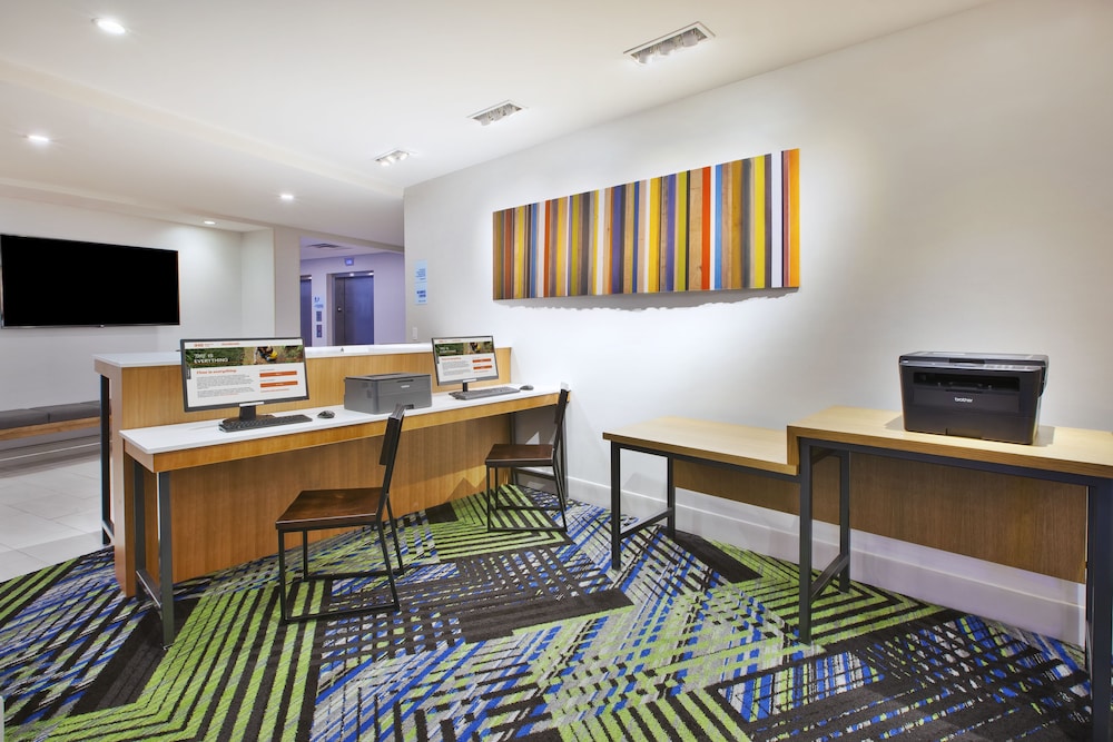 holiday inn express grand rapids airport north an ihg hotel