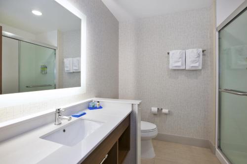 holiday inn express grand rapids airport north an ihg hotel